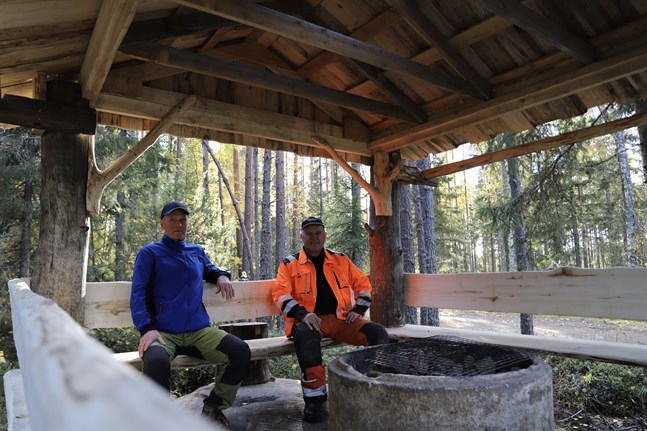 Bo Beijar och Jan Wasberg har slagit sig ner vid grillplatsen. Grillplatsen är tillgänglig med bil.