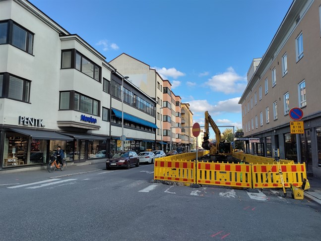 Staden har den här veckan kört i gång med att dra dagvatten- och vattenledningsrör längs Långbrogatan. Men själva ombyggnaden av hela gatans utseende lär dra ut på tiden på grund av besvär som lämnats in.
