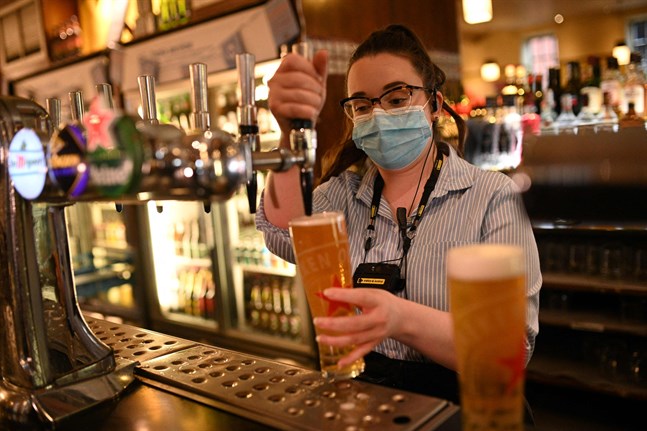 Bland annat krogar och restauranger har svårt att få tillbaka personal efter coronanedstängningarna. Bilden är från Leigh utanför Manchester i England.