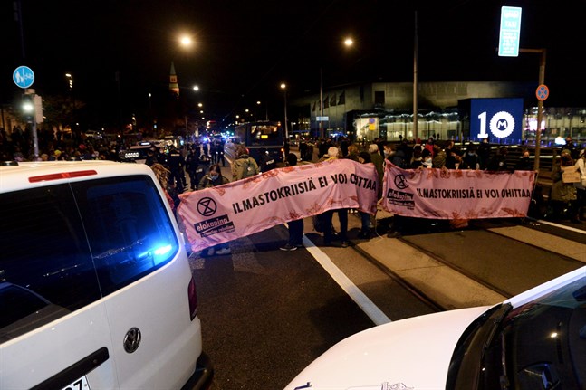 Demonstrationen är i full gång ännu på onsdagskvällen.