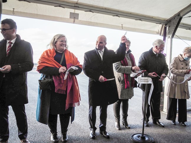 Trafikledsverkets direktör för projekt Esa Sirkiä, Tiina Isotalus stadsfullmäktigeordförande, Torbjörn Witting vd för Karleby hamn och stadsdirektör Stina Mattila, Pekka Nokso-Koivisto från Karleby hamn och Sari Innanen stadstyrelsens ordförande med flera klippte bandet till den djupa farleden nästan på dagen ett år i efterskott.