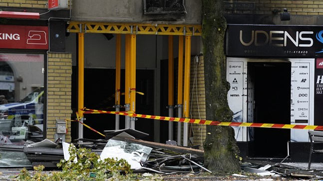 Räddningstjänsten har placerat stöttor och en tvärbalk i en entré i det drabbade huset, för att undvika att delar av fastigheten rasar under räddningsarbetet.