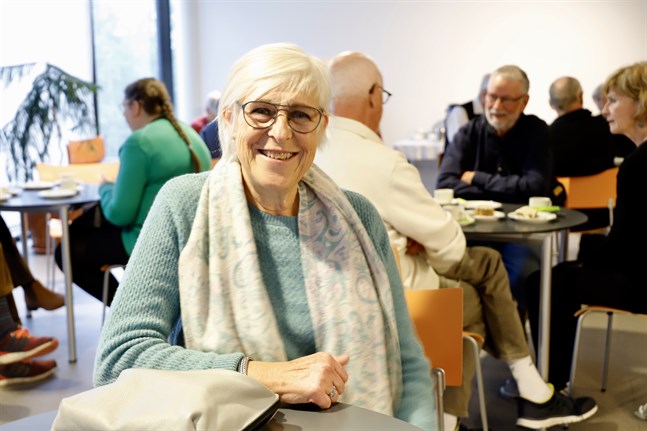 Nancy Böling följde med på den populära resan till Österbotten. Hon har själv rötter i Närpes och kombinerar resan med att träffa släkt.
