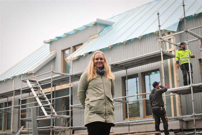 Camilla Ekberg är verksamhetsledare för Settlement Vestis i Gerby. Hon följer bygget med spänning.