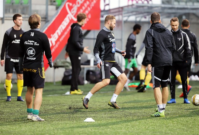 Matias Träskbäck (i mitten) och resten av gänget i FC Kiisto valde att inte göra ett försök att ta sig till division 2.