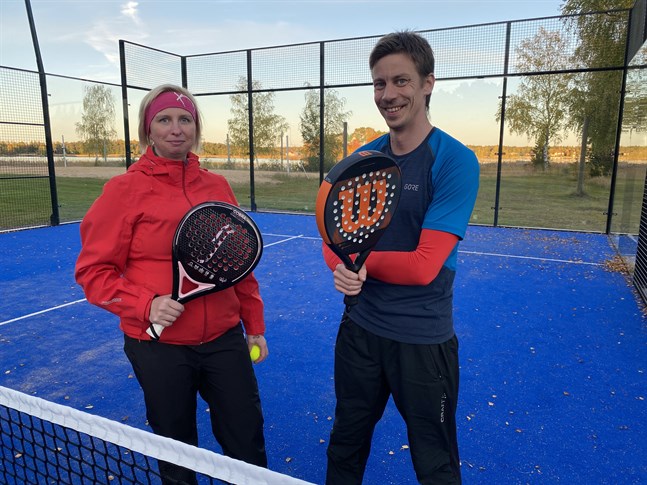 Saija och Henrik Ådjers spelar padel två gånger i veckan. Det är inte tungt, intygar de.