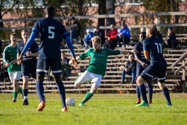 Petter Tuomaranta försöker sig på skott. I förgrunden Norrvalla FF:s Ronnie Ludén och Yankuba Ceesay.