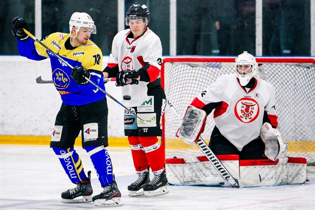 Alexander Jakovlev gjorde sin första match för Malax IF. Här jobbar han på en styrning framför KuRy-backen Vilho Yli-Hannuksela och målvakten Oskari Hanka.