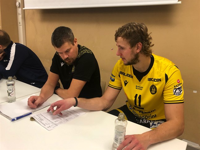 Tränaren Mikko Keskisipilä och prisbelönade Antti Leppälä studerar matchstatistiken i väntan på att pressinfo börjar.