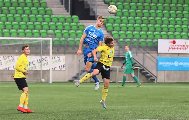 Det var nivåskillnad mellan Tampere United och FC Kiisto på söndagskvällen. Här når Severi Kankkunen högre på en nickduell mot Pekka Liukkonen.