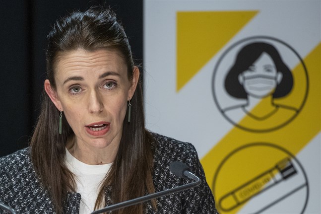 Nya Zeelands premiärminister Jacinda Ardern meddelar att landets coronastrategi ändras på grund av deltavarianten.