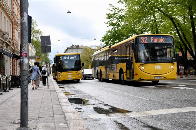 Åboregionens lokaltrafik slopade sitt munskyddstvång i mitten av juni, men återinförde det när coronaläget försämrades. Nu är det dags att slopa kravet på nytt.
