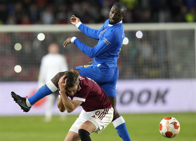 Glen Kamara i den blåa Rangerströjan.