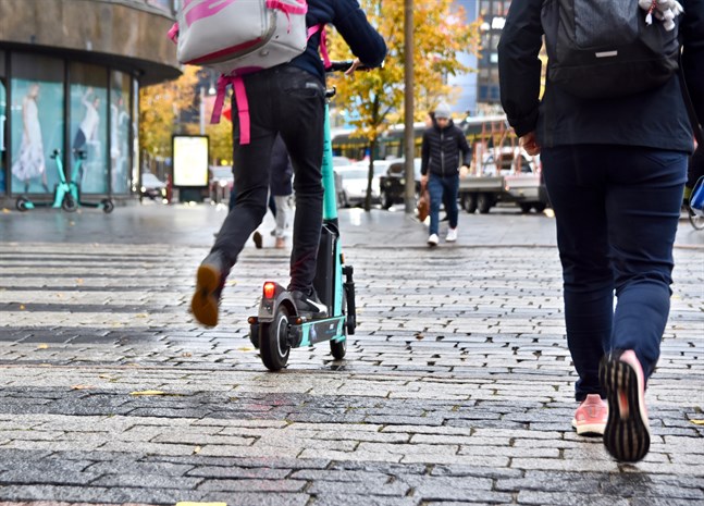 Trafikreglerna som gäller när man åker på en elsparkcykel är i huvudsak desamma som gäller för cyklar.