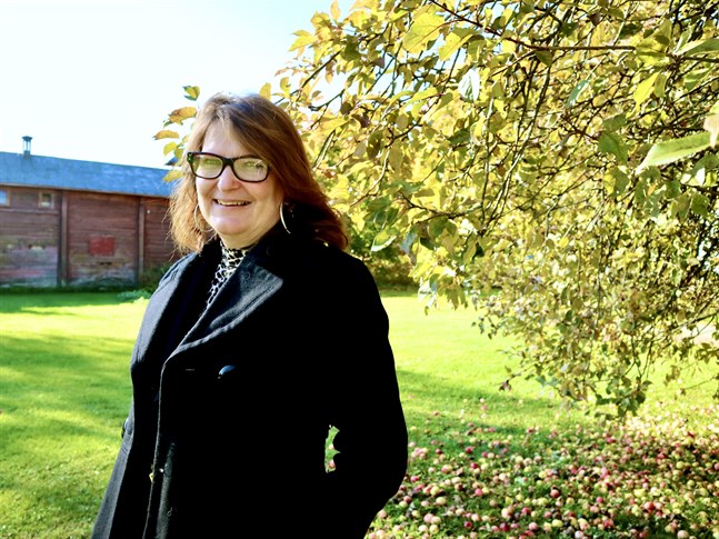 Kerstin Storvall beskriver sig själv som Kronobybo av födsel och ohejdad vana. Hon bor ändå i Nykarleby sedan många år tillbaka.