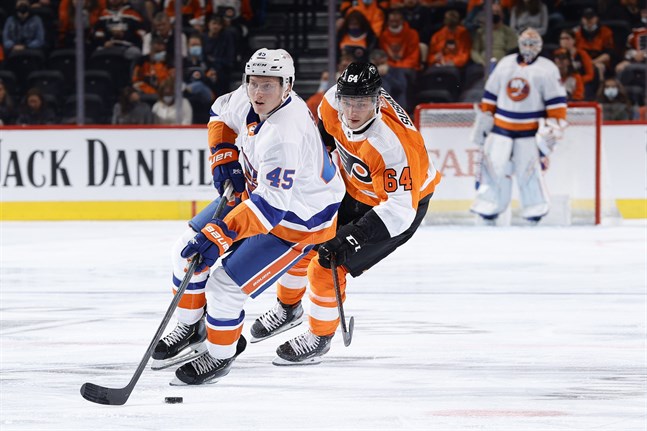 Robin Salo har fått gott om istid under försäsongen. Här jagas han av Philadelphia Flyers belarusiska ytter Maksim Sushko.