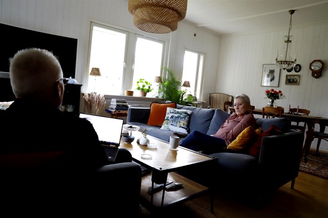 I över en och en halv vecka var Curt Göransson och Annele Göransson-Wiik utestängda från sitt bankkonto. Nu vill de ha svar på varför.
