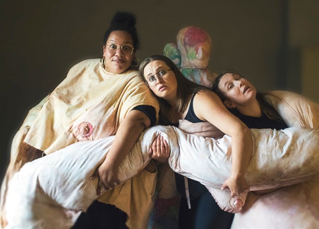 RAM ensemble består av (från vänster) Jennifer Markin, Jessica Riippa och Anni-Veera Aitolehti. Ljud och ljus sköts av Maria Häkkinen och teknisk assistent är Eli Kaunisvesi.
