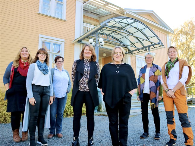 Cecilia Åminne, Charlotta Lillas, Gunilla Nyman, Kerstin Storvall, Marianne Asplund, Monika Forsbacka och Anne-Marie Koski ser ett tydligt behov av en ny profil för tidigare Seurakuntaopisto, numera Step-utbildning.