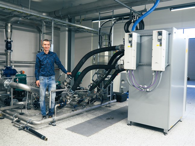 Oilons fabrikschef Mattias Bergström i den nya testanläggningen. Här ska flera värmepumppar åtgången testköras före de skickas ut till kunderna. På bild en P 100-värmepump.
