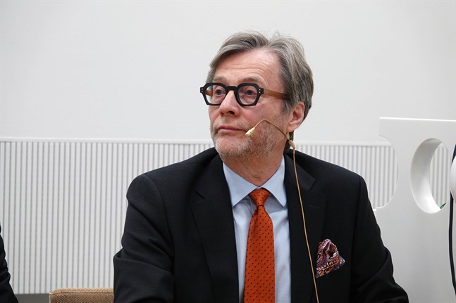 Markku Mäkijärvi, tf verkställande direktör för Helsingfors och Nylands sjukvårdsdistrikt, menar att resurserna som vården av ovaccinerade kommer att svälja skulle behövas på annat håll.