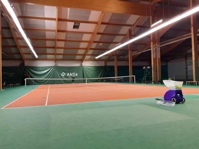 Jakobstads tennishall har fått renoverade sociala utrymmen, men banorna ser ut som förr.