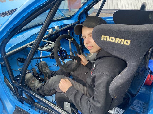 Oscar Björklund har rivit ut all inredning ur bilen och byggt om den för tävlingsbruk.