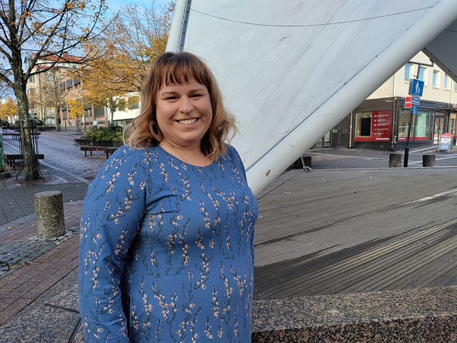 Sarah Tiainen säger att uppdraget att förvalta och ta hand om den värld vi lever i finns väldigt tydligt i Bibeln. Därför borde det vara av hög prioritet för alla som kallar sig kristna.