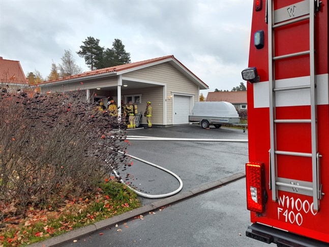 Brandmännen undersöker garaget.