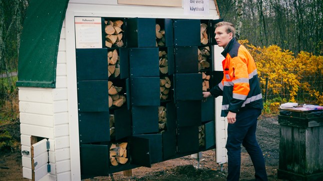 Valto Vaaraniemi visar upp sin vedautomat, som Uleåborgs stad tyckte var en så bra innovation att de är beredda att placera tio likadana vid stadens grillplatser.