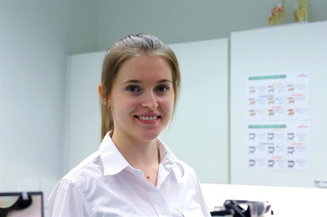 Fanny Bäck trivs med sina uppgifter som stadens veterinär, men skulle gärna ha fler kollegor i jouren.
