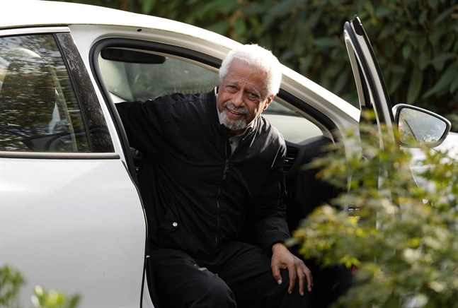 Abdulrazak Gurnah anländer till sitt hem i Canterbury, England, i sällskap med sin agent sedan han nåtts av beskedet att han är årets Nobelpristagare i litteratur.