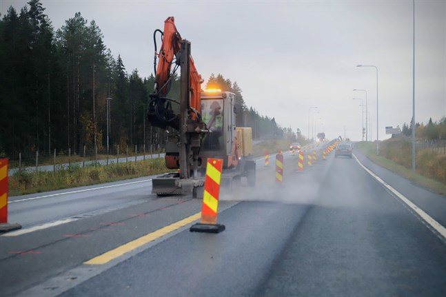 Sista delen av Smedsby omfartsväg får mitträcken.