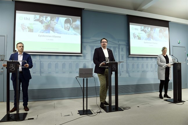 Hälsomyndigheterna informerade om pandemiläget på torsdagsförmiddagen. På bilden syns direktör vid Social- och hälsovårdsministeriet Pasi Pohjola, direktör Mika Salminen och ledande sakkunnig Mia Kontio vid Institutet för hälsa och välfärd.