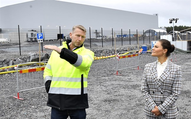 Northvolts vd Peter Carlsson visar kronprinsessan Victoria runt på området i Skellefteå där fabriken Northvolt Ett byggs.
