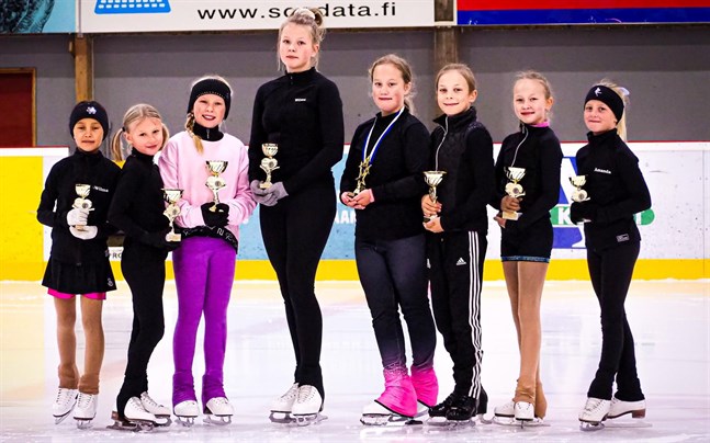 Jeppis Skating: Wilma Paalanen, Emmi Rintala, Milla Sillanpää, Wilma Meriluoto, Evelina Sandberg, Mica Storholm, Sanni Tervaskangas och Amanda Björk.