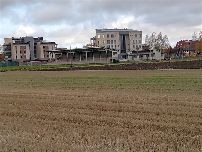 Det är åkermarken närmast i bild som Närpes stad nu köpt av en privatperson. I bakgrunden Centralplan. Bilden är tagen från Kristinestadsvägen.
