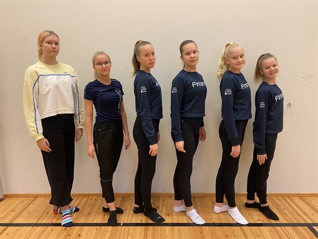 Ledarna Ronja Ingström och Patricia Gröndahl till vänster samt gymnasterna Alexandra Sundén, Sabine Lillkaas, Ellen Svens och Hilde Berglund utgör truppen Awida som nu får börja uppträda inför publik igen.