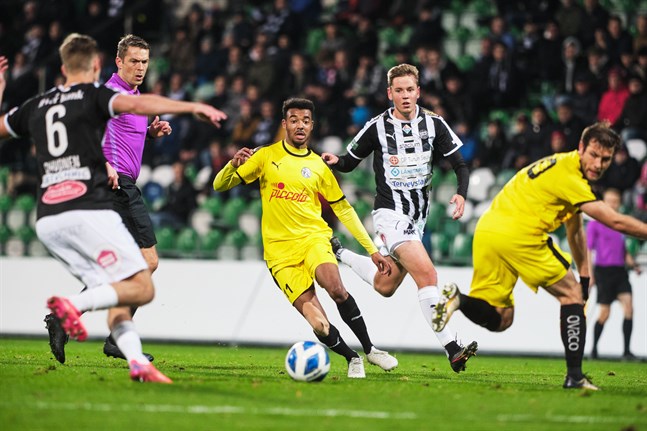 Samba Sillah, i mitten, gjorde ett av målen när VPS sänkte TPS på bortaplan i höstens toppstrid i division 1.