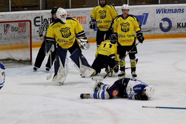 Det gick stundtals hett till framför Krafts mål i matchen mot Virkiä. Här har Krafts målvakt Jonathan Prinsén uppvaktats av en motståndare och det gillades inte av Närpeslagets spelare, som synes.