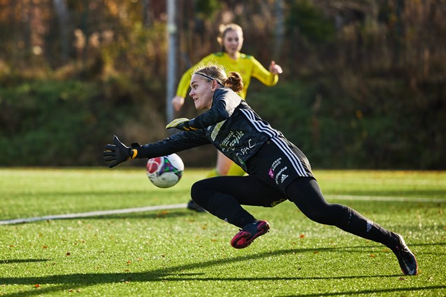 Janina Saarenmäki tvingades vittja nätet tre gånger då FC Sport inte hade turen med sig i Tusby.