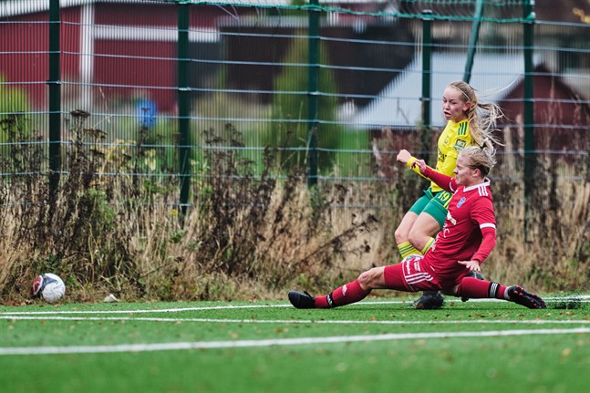 Julia Saarenmäki och hennes FC Sport-j lyckades inte vända på steken i Tammerfors och stannar nu kvar i division 2.