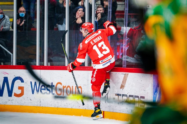 Sports lagkapten Erik Riska fortsätter i örntröjan.