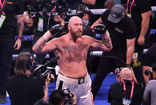 Robert Helenius firar segern över polacken Adam Kownacki i Las Vegas.