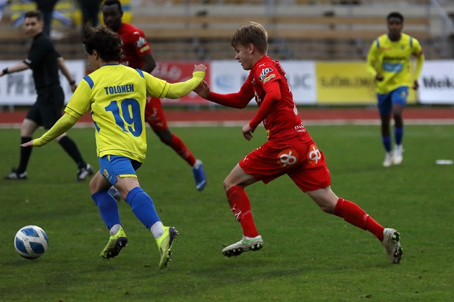 Roni Björkskog valdes till årets junior i Jaro. Här ger han inte Maximo Tolonen i Gnistan en lugn stund.