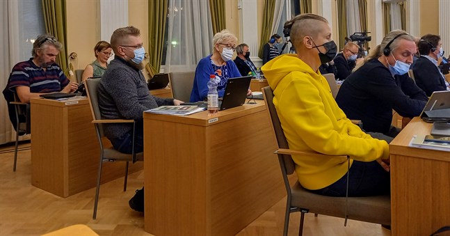Nya fullmäktige beslöt att bordlägga ärendet om borgen för stadionprojektet.