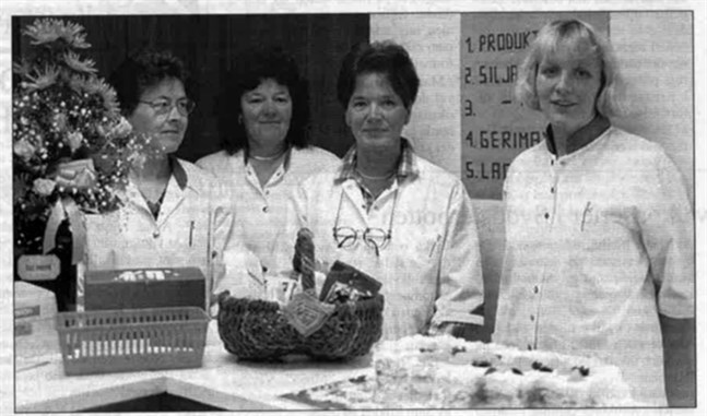 Margit Stangrund, Gun-Britt Yljens, Margareta Salmi och Susanne Berg jobbar på apoteket i Korsnäs som på torsdagen firade 50-årsjubileum.