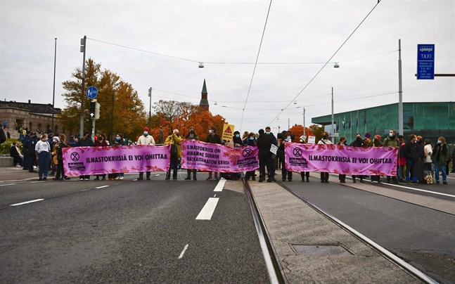 Helsingforspolisen ska utreda sin verksamhet vid Elokapinas demonstration förra veckan.