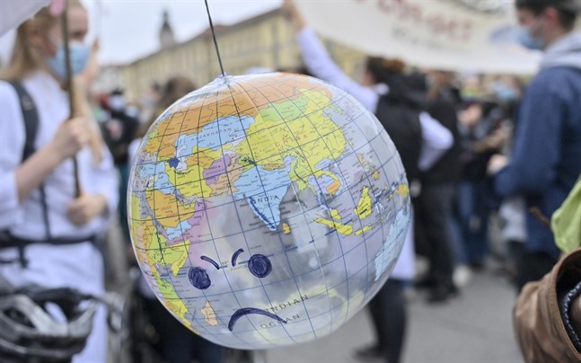 Klimatförändringens effekter kan bli kännbara i stora delar av världen, enligt en ny studie. Bilden är från en protest mot global uppvärmning i Leipzig tidigare i år.