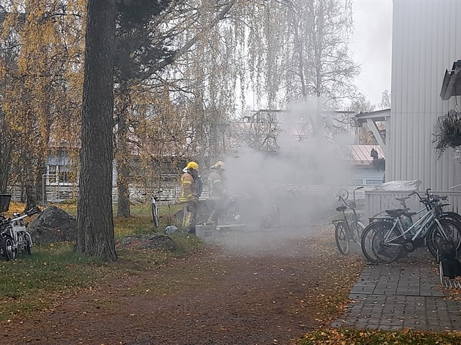 Brandkåren lyfte ut den rykande diskmaskinen på gården.